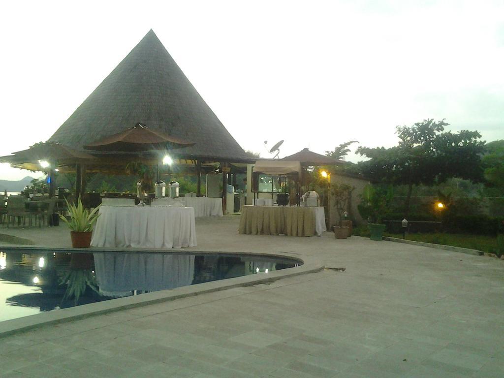 Luwansa Beach Hotel Labuan Bajo Exterior photo